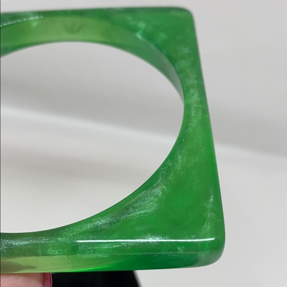 Very cool square green lucite bracelet - Picture 4 of 6